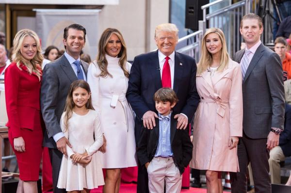Bild 1 von 3: Donald Trump mit Frau Melania, seinen Kindern Ivanka, Eric, Don Jr., Tiffany und zwei Enkeln.