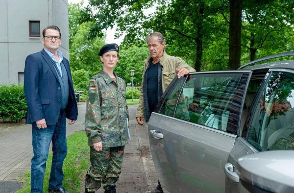 Bild 1 von 1: Im Bild: Uta Linden (Lina Hoppe, M.) hat Lars (Ingo Naujoks, l.) und Finn (Sven Martinek, r.) ein falsches Alibi gegeben. Jetzt muss sie auf der Wache erneut aussagen.