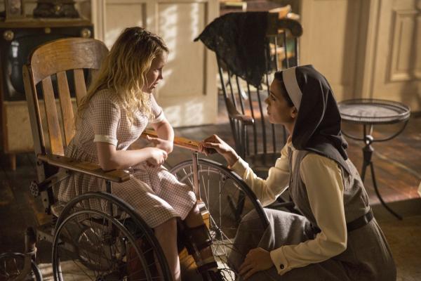 Bild 1 von 10: Janice (Talitha Bateman, l.); Schwester Charlotte (Stephanie Sigman, r.)