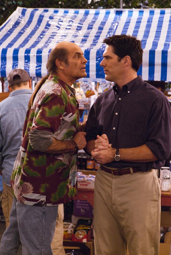 Bild 1 von 7: Die Episode zeigt einen Rückblick auf das Leben von Dharma und Greg, bevor auf ihr erstes Date sechs Monate später die Hochzeit folgte: Greg war damals mit Kitty verlobt, doch zu ihrem großen Kummer wird sie nicht Gregs Braut, als dieser urplötzlich die Verlobung löst. Denn eine andere Frau erregt sein Interesse: Zusammen mit seinem Freund Larry lauert er auf seine Chance, als Dharma ihren Freund - einen großen Jungen, der sich weigert, einen Job anzunehmen - verlässt.