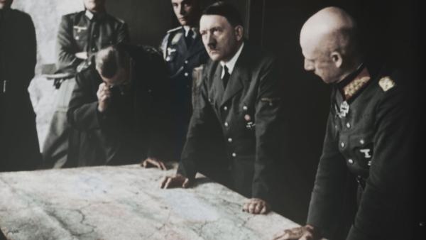 Bild 1 von 3: Hitler zu seinen Generälen: \