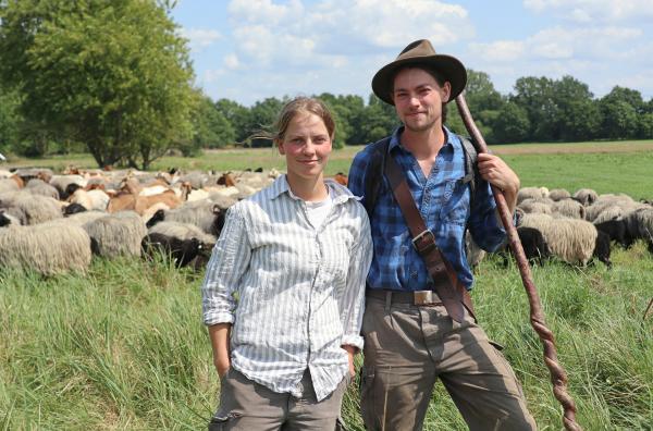Bild 1 von 10: Heiner Hehmsoth und Johanna Preußer (beide 27 Jahre) haben sich für den Schäfer-Beruf entschieden und leben vor allem von der Landschaftspflege