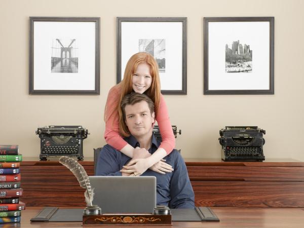 Bild 1 von 41: (2. Staffel) - Nach der Scheidung ihrer Eltern bleibt Alexis (Molly C. Quinn, oben) bei ihrem Vater (Nathan Fillion, unten).