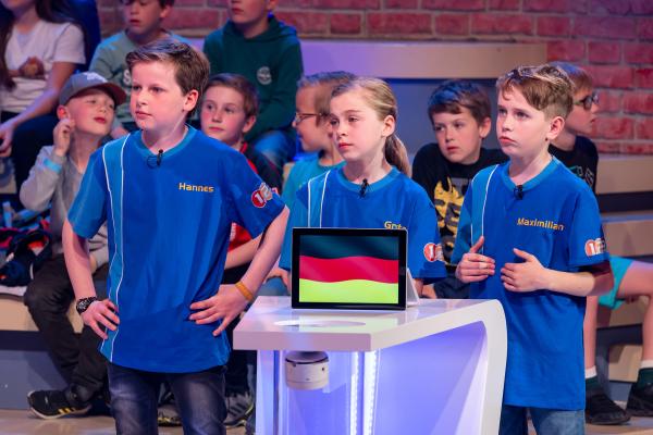 Bild 1 von 5: Das blaue Rateteam aus Vaihingen an der Enz/Deutschland grübelt über die richtige Antwort auf eine knifflige Frage von Elton.