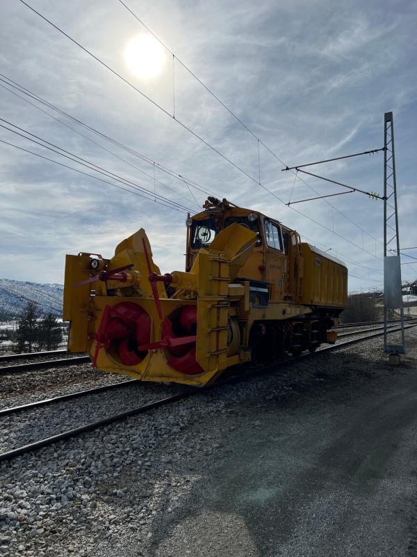 Bild 1 von 5: Mit schweren Maschinen wie dieser Schneefräse können die Schienen von bis zu zehn Tonnen Schnee pro Stunde befreit werden - unerlässlich für einen gefahrlosen Bahnverkehr.