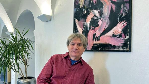 Bild 1 von 5: Im Bild: Michael Hedwig mit einem seiner Werke.