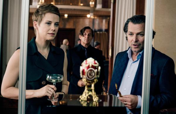 Bild 1 von 9: Jojo (Andrea Osvárt) begleitet von Allmen (Heino Ferch) zu der Lesung von Klaus Sternwald (Jörg Pintsch, re.).