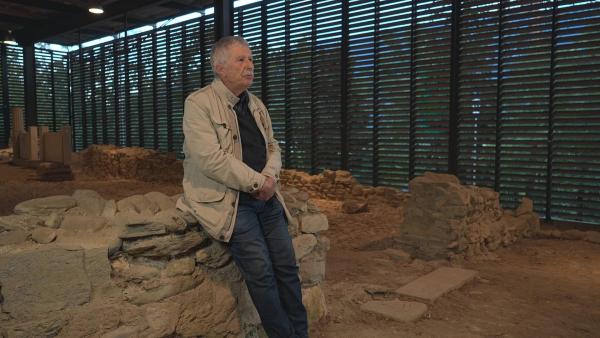 Bild 1 von 13: Im Bild: Ausgra¨ber Franz Glaser vor seiner Ausgrabung der Bischofskirche von Teurnia in St. Peter in Holz.