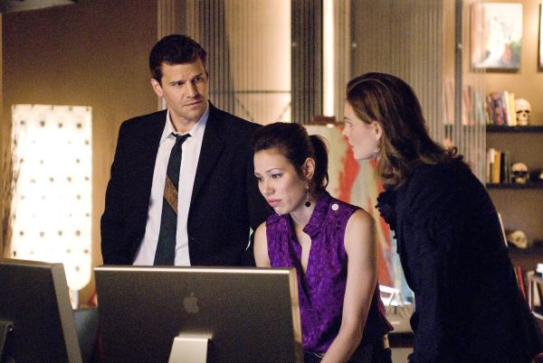 Bild 1 von 7: (v.l.n.r.) Booth (David Boreanaz); Dr. Montenegro (Michaela Conlin); Dr. Brennan (Emily Deschanel)