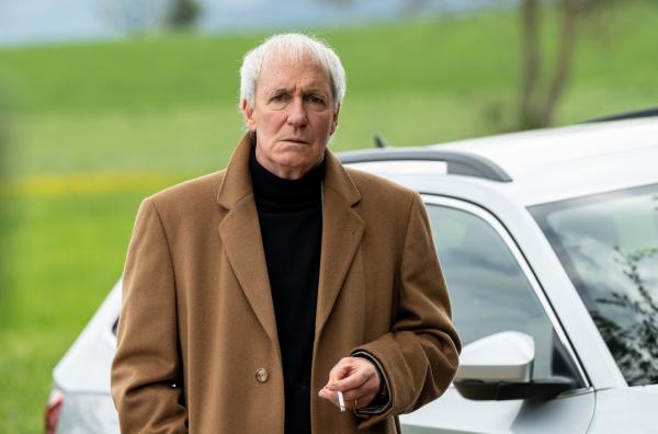 Bild 1 von 6: Rainer Benzinger (August Zirner) ist ein erfolgreicher Anwalt, dessen Stiefsohn und Mitarbeiter erschossen wurde. Was womöglich mit seinen Mandanten zusammenhängen könnte.