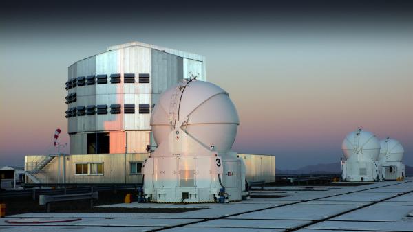 Bild 1 von 6: Paranal Observatorium, Cerro Paranal bei Sonnenuntergang. Atacama Wüste, Chile.
