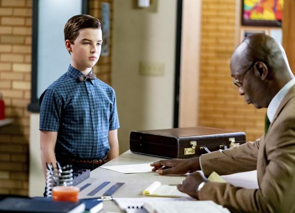 Bild 1 von 16: Im Bild (v.li.): Iain Armitage (Sheldon Cooper), Lance Reddick (Professor Boucher).