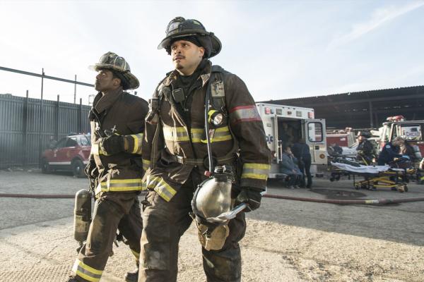 Bild 1 von 22: (l-r) Eamonn Walker as Wallace Boden, Joe Minoso as Joe Cruz -- (Photo by: Elizabeth Morris/NBC)