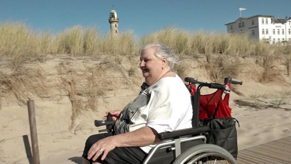 Bild 1 von 3: Siggi aus Magdeburg geniesst die Zeit in Warnemünde