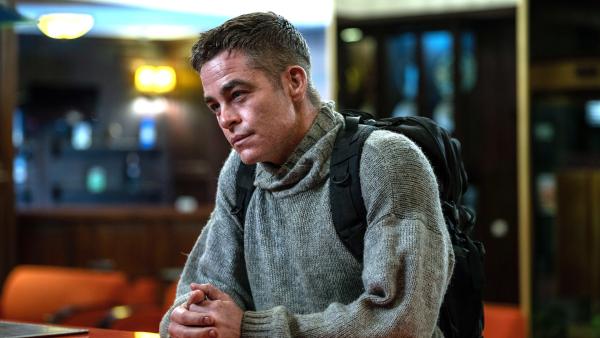 Bild 1 von 7: Nachdem Special Forces Sergeant James Harper (Chris Pine) unfreiwillig aus der Armee entlassen wurde, ist er verschuldet und verzweifelt.