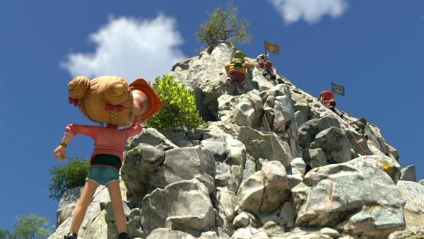 Bild 1 von 3: Wer erreicht zuerst den Gipfel vom alten Vulkanfelsen? Ein wildes Wettklettern der konkurrierenden Dorfbanden hat begonnen.© ZDF/La Station Animation - Honorarfreie Verwendung gemäß AGB im redaktionellen Zusammenhang mit genannter Sendung bei Nennung \