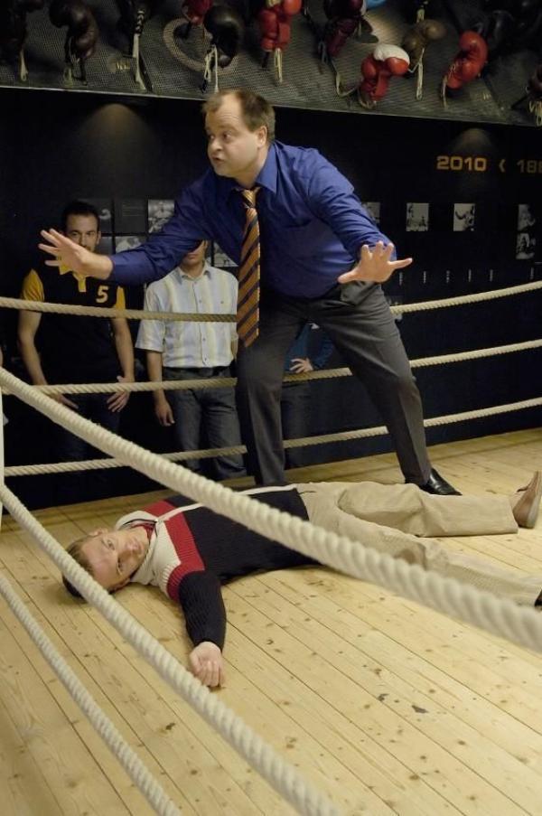 Bild 1 von 11: Markus (r.) und Ralf (liegend) wollen den legendären Boxkampf Max Schmeling gegen Joe Louis nachstellen und scheinbar gelingt es ihnen auch sehr realistisch ...