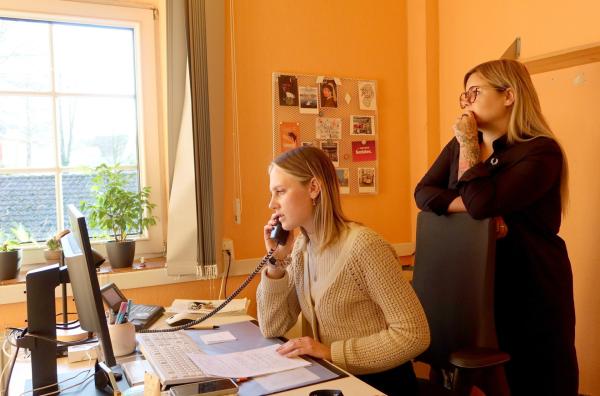 Bild 1 von 3: Die Sozialarbeiterinnen Charline Jakobi (re.) und Lisette Hake (li.) haben eine Meldung mit Verdacht auf Kindeswohlgefährdung erhalten.