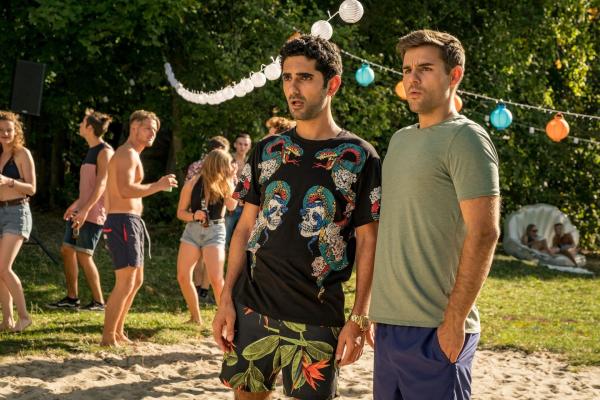 Bild 1 von 8: Musti (Reza Brojerdi, l.); Tom (Lucas Reiber, r.)