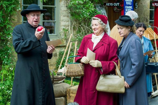 Bild 1 von 20: Im Bild (v.li.): Mark Williams (Father Brown), Sorcha Cusak (Mrs. McCarthy), Melanie Kilburn (Alice Murphy).