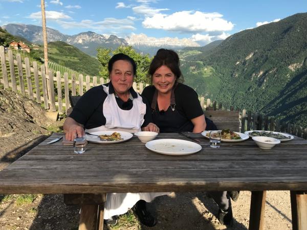 Bild 1 von 1: Mali Höller und Maria Groß erfahren gleich, wer gewonnen hat.