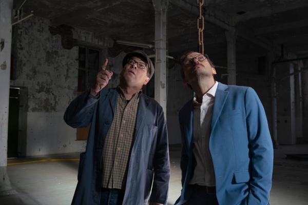 Bild 1 von 15: Ein Mitarbeiter der Hausverwaltung (Albrecht Ganskopf) zeigt Danowski (Milan Peschel) die Lagerhalle, in der er zuvor eine Leiche gefunden hat