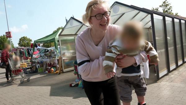 Bild 1 von 2: Eine volle Windel ihres Sohnes Lennox treibt Jasmin zur Verzweiflung. Wie wird die Jungmutter das Malheur mitten auf dem Flohmarkt beseitigen?