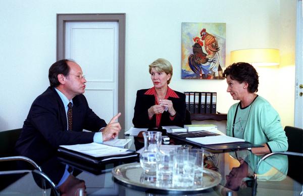 Bild 1 von 6: Im Bild: Julia Laubach, Regine Beranek und Dr. Puschnig im Büro der Volksanwaltschaft (v.li.: Alexander Waechter, Christiane Hörbiger, Hertha Schell).