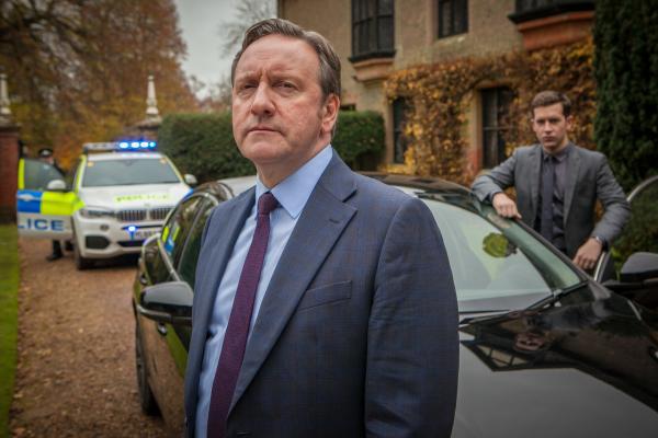 Bild 1 von 7: DCI John Barnaby (Neil Dudgeon, l.) und sein Assistent Jamie Winter (Nick Hendrix, r.) bekommen es diesmal mit einem äußerst perfiden Mord beim Thassingham-Musikfestival zu tun: Die Erste Geige ist für immer verstummt.