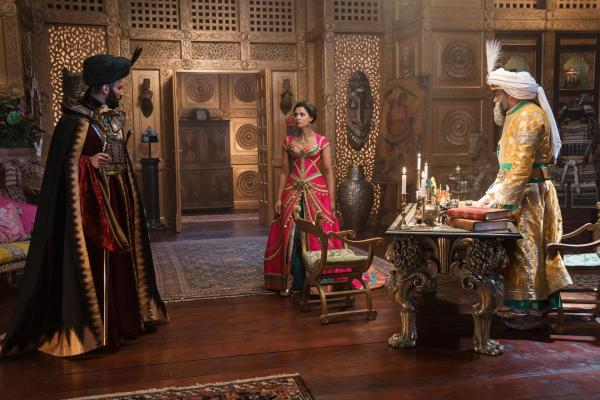 Bild 1 von 19: (v.l.n.r.) Dschafar (Marwan Kenzari); Prinzessin Jasmin (Naomi Scott); Sultan (Navid Negahban)