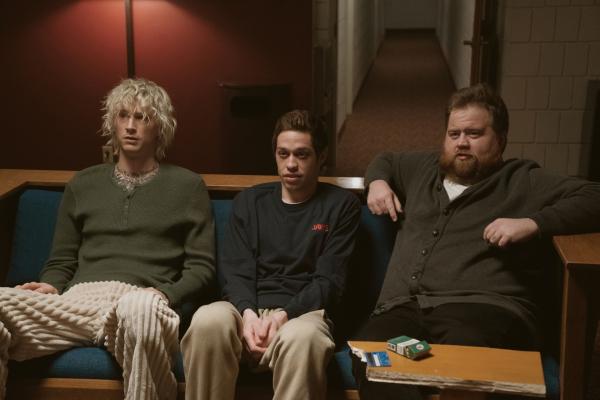 Bild 1 von 1: Colson (Colson Baker, l.), Pete (Pete Davidson, M.) und Hauser (Paul Walter Hauser, r.) sitzen alle drei in der Entzugsklinik fest. Sie werden von den Therapeuten immer wieder darauf hingewiesen, dass Drogen verboten sind.