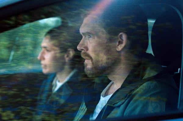 Bild 1 von 2: Emily (Siir Tilif) und Andreas (Jesper Hagelskær Paasch) müssen schnell handeln, bevor Nora noch mehr zustößt.