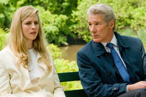 Bild 1 von 8: Brooke Miller (Brit Marling, l.); Robert Miller (Richard Gere, r.)