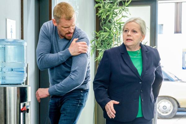 Bild 1 von 18: Im Bild: Martin Gruber (Max Herzog), Brigitte Kren (Henriette Wolf).