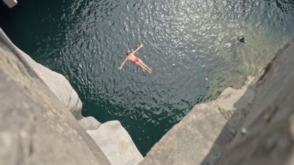 Bild 1 von 1: Sprung in die Maggia.