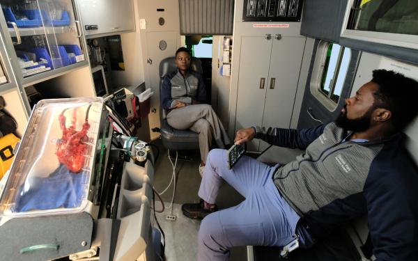 Bild 1 von 17: Dr. Mina Okafor (Shaunette Renée Wilson, l.); Dr. AJ Aust (Malcom-Jamal Warner, r.)