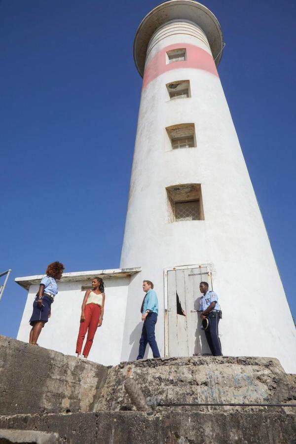 Bild 1 von 3: Im Bild (v.li.): Shyko Amos (Officer Ruby Patterson), Aude Legastelois (DS Madeleine Dumas), Ardal O?Hanlon (DI Jack Mooney), Tobi Bakare (Officer Jean-Pierre Hopper).