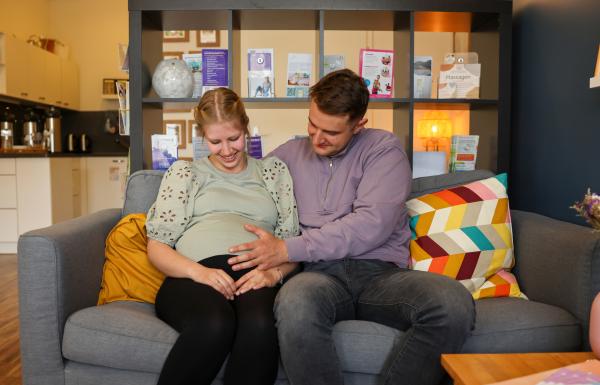 Bild 1 von 4: Kathleen und Hannes erwarten ihr erstes gemeinsames Baby. Sie ist selbst Hebamme und wünscht sich eine \