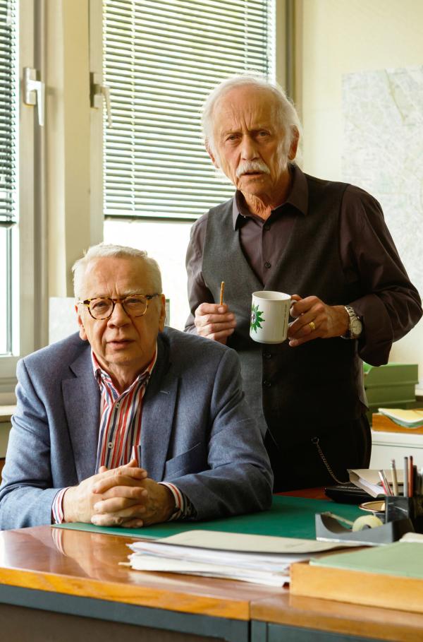 Bild 1 von 2: die Kommissare Edwin Bremer (Tilo Prückner, r.) und Günter Hoffmann (Peter Lerchbaumer, l.) auf der Wache.