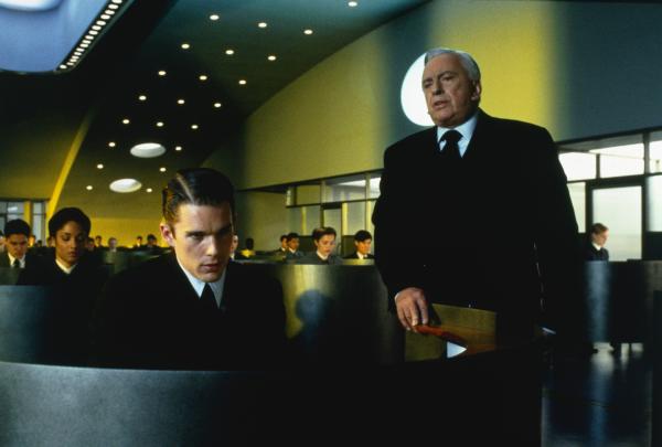 Bild 1 von 4: Director Josef (Gore Vidal, r.) ist begeistert von seinem neuen Lehrling Vincent (Ethan Hawke, l.) bei Gattaca.
