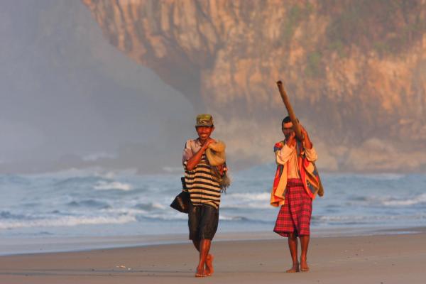 Bild 1 von 32: Im Bild: Einheimische Fischer bei Sonnenuntergang auf Java.