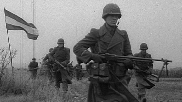 Bild 1 von 11: Im Bild: Soldaten an der ungarischen Grenze 1956.