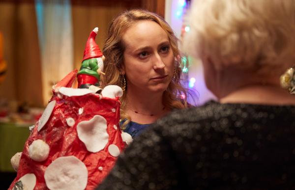 Bild 1 von 4: Toni (Leah Brotherhead) muss mit dem täglichen Wahnsinn einer jungen Mutter klarkommen. Sie sehnt sich nach den Zeiten, in denen ihr größtes Problem war, den Kater der letzten Partynacht zu überstehen.