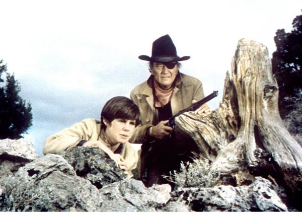 Bild 1 von 2: Die 14-jährige Mattie (Kim Darby, l.) und der versoffene Marshal Rooster Cogburn (John Wayne, r.) sind auf der Suche nach dem Mörder von Matties Vater ...