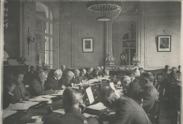 Bild 1 von 6: Mitglieder eines Komitees 1919, die sich Dokumente für den Friedensvertrag in Versailles durchlesen.
