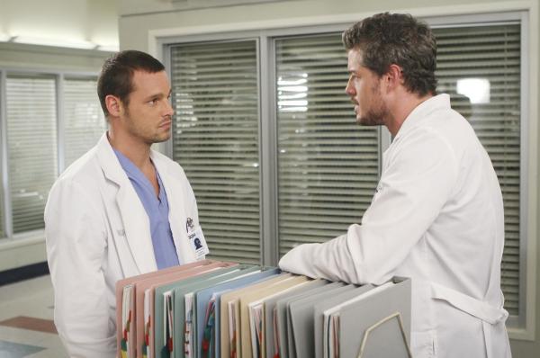 Bild 1 von 42: Alex (Justin Chambers, l.) leidet darunter, dass er von Mark (Eric Dane, r.) nur als Kaffeelieferant und Aktensortierer gebraucht wird ...