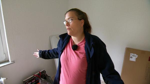 Bild 1 von 4: Sabrina (41) ist auf 180. Der Zustand ihrer neuen Wohnung in Bremen-Walle ist für sie nicht akzeptabel. Die Mängel hätten vor der Übernahme behoben werden sollen.
