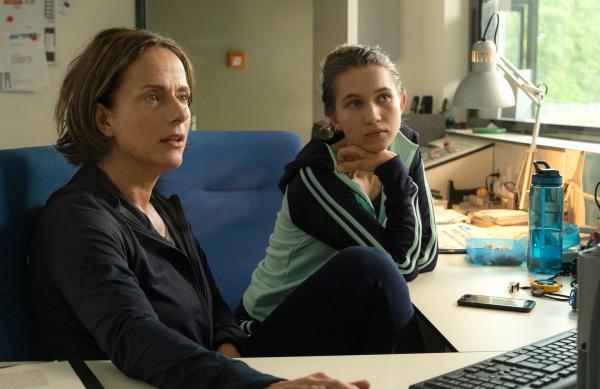 Bild 1 von 4: Anne (Claudia Michelsen) und Nichte Juli (Anna-Lena Schwing) analysieren Julis Schwimmtechnik.