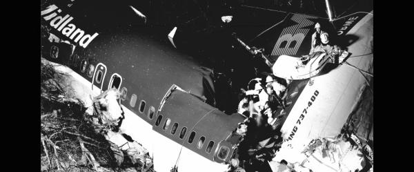 Bild 1 von 5: Das Heck knickt beim Aufprall um 90 Grad nach oben. Rettungskräfte und Freiwillige suchen nach Überlebenden.