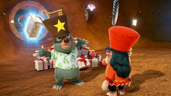 Bild 1 von 3: Für Moley beginnt ein wundervoller Tag. Für seine Verdienste als Hüter des magischen Buches bekommt er nicht nur einen Berg voller Geschenke. Er soll als Ehrenbürger von Maulwurfhausen sogar den goldenen Stadtschlüssel erhalten.© ZDF/Two Daughters Entertainment Ltd 2022/ZDF Enterprises - Honorarfreie Verwendung gemäß AGB im engen inhaltlichen redaktionellen Zusammenhang mit genannter Sendung bei Nennung \